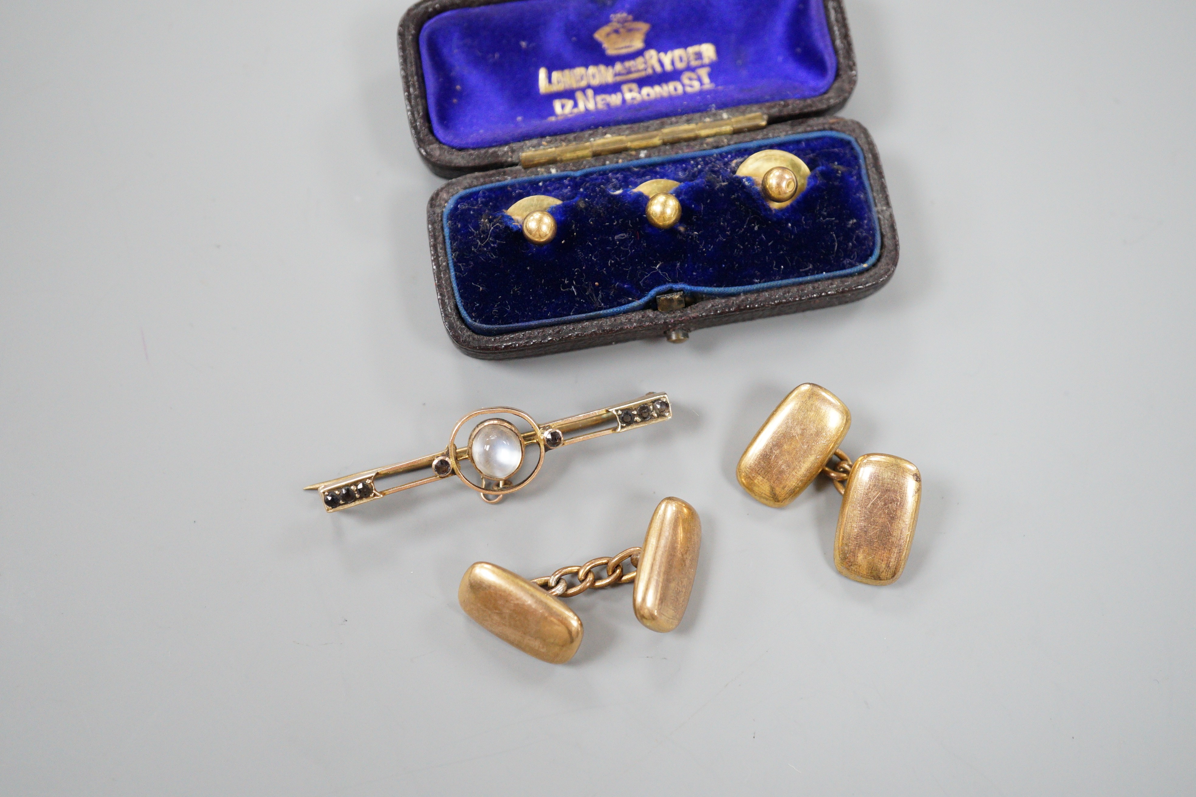 Three cased 18ct dress studs, 2.7 grams, two 9ct and gem set bar brooches, gross 4.7 grams and a pair of yellow metal cufflinks, 4.3 grams.